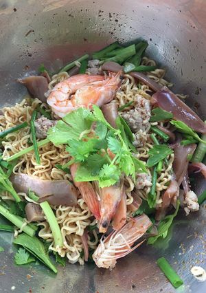 รูปของ ยำมาม่าปลาหมึกกรอบกุ้งสด