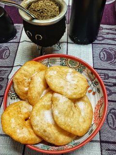 Una foto de Tortas fritas materas 🧉para tardes de lluvia ☔🌦