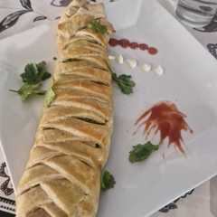 Una foto de Trenza de Hojaldre con Verduras Salteadas