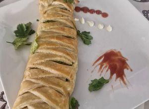 Una foto de Trenza de Hojaldre con Verduras Salteadas