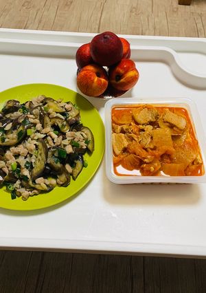 Hình của món Cà tím xào thịt, canh kim chi(김치찌개).