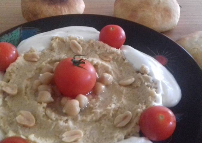 Houmous,labné accompagné du pain arabe au fromage