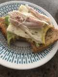 Tostadas de aguacate con queso y pollo