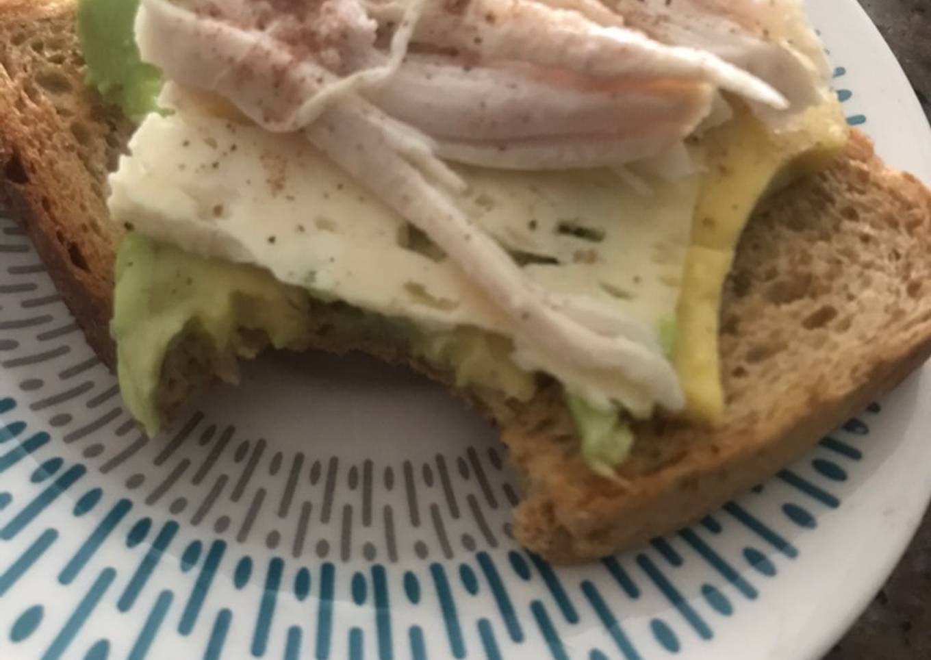 Tostadas de aguacate con queso y pollo