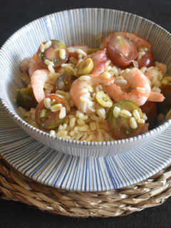 Una foto de Ensalada de trigo tierno con marisco y tomatitos