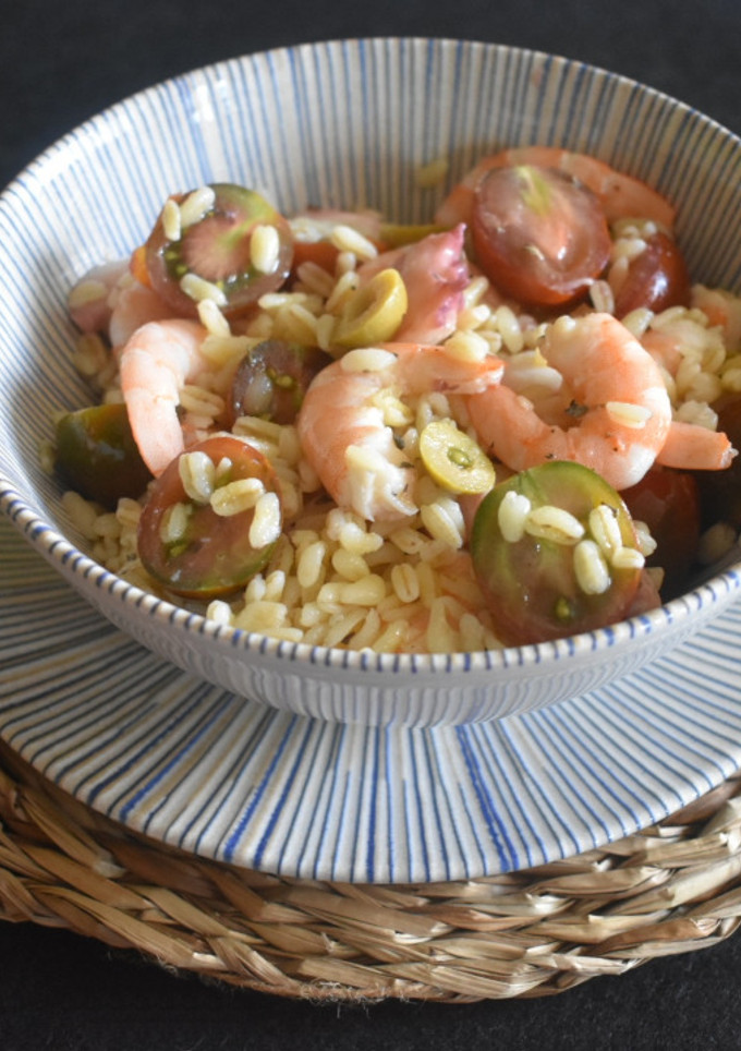 Una foto de Ensalada de trigo tierno con marisco y tomatitos