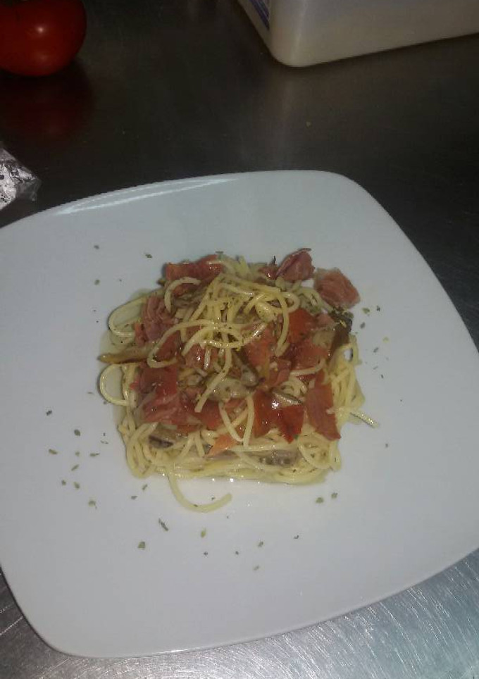 Una foto de Espaguetis fritos con setas