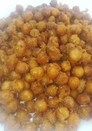 A picture of Deep fried chick peas.