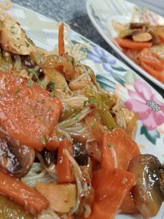 Una foto de Fideos de Arroz con Toque "Sichuan" 🍜🥢🥕🍄🧅🫑