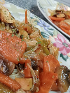 Una foto de Fideos de Arroz con Toque "Sichuan" 🍜🥢🥕🍄🧅🫑