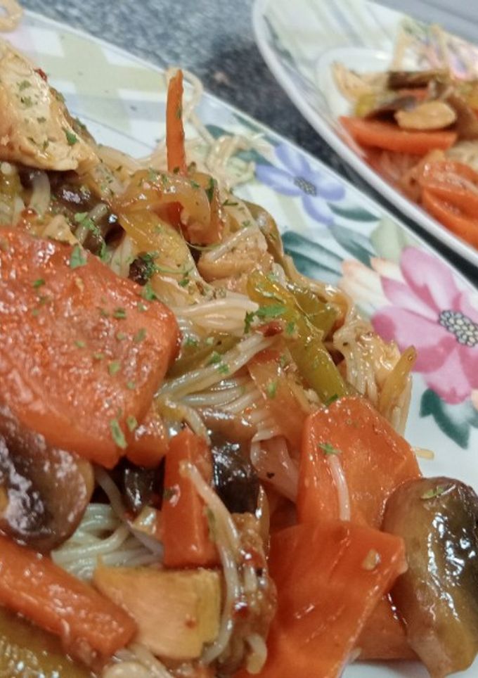 Una foto de Fideos de Arroz con Toque "Sichuan" 🍜🥢🥕🍄🧅🫑