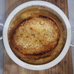 A picture of French Onion Soup.