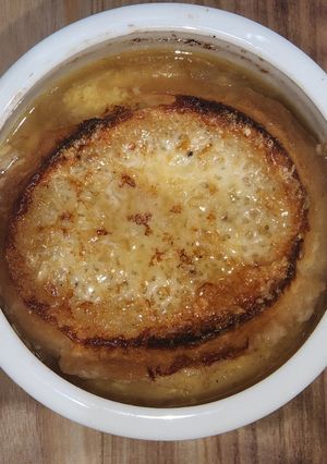 A picture of French Onion Soup.