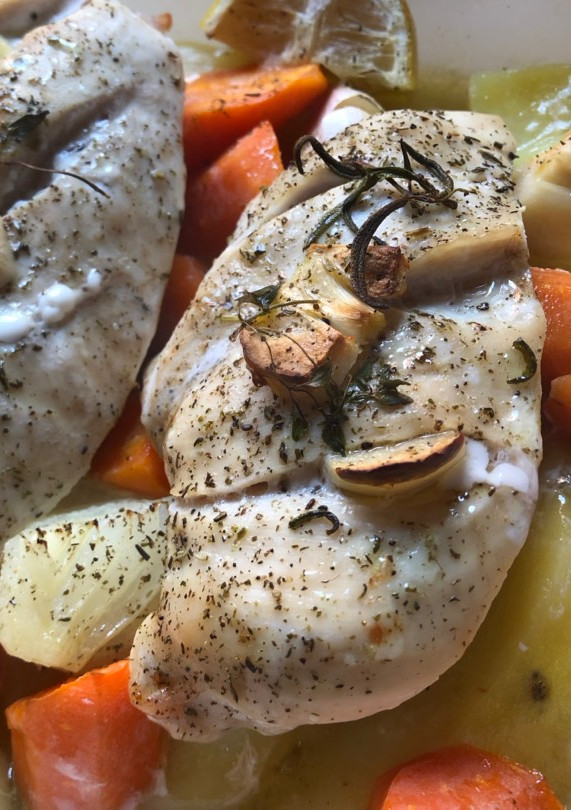 Una foto de Pechugas de pollo al horno 🐓🥕🥔