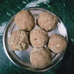 A picture of Atta ke ladoo.