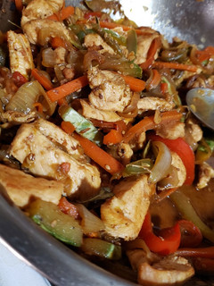 Una foto de Salteado de pollo y verduras