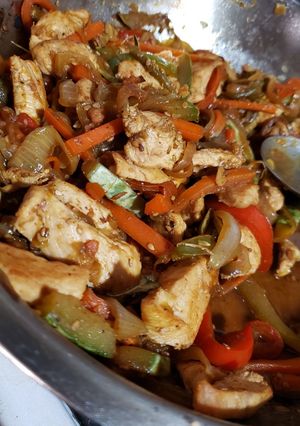 Una foto de Salteado de pollo y verduras