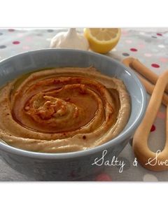 Una foto de Humus de garbanzos, ajo negro y cayena