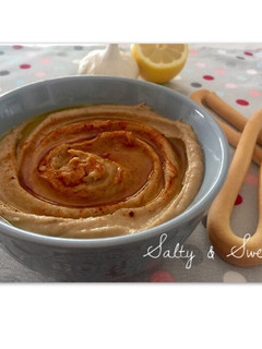 Una foto de Humus de garbanzos, ajo negro y cayena
