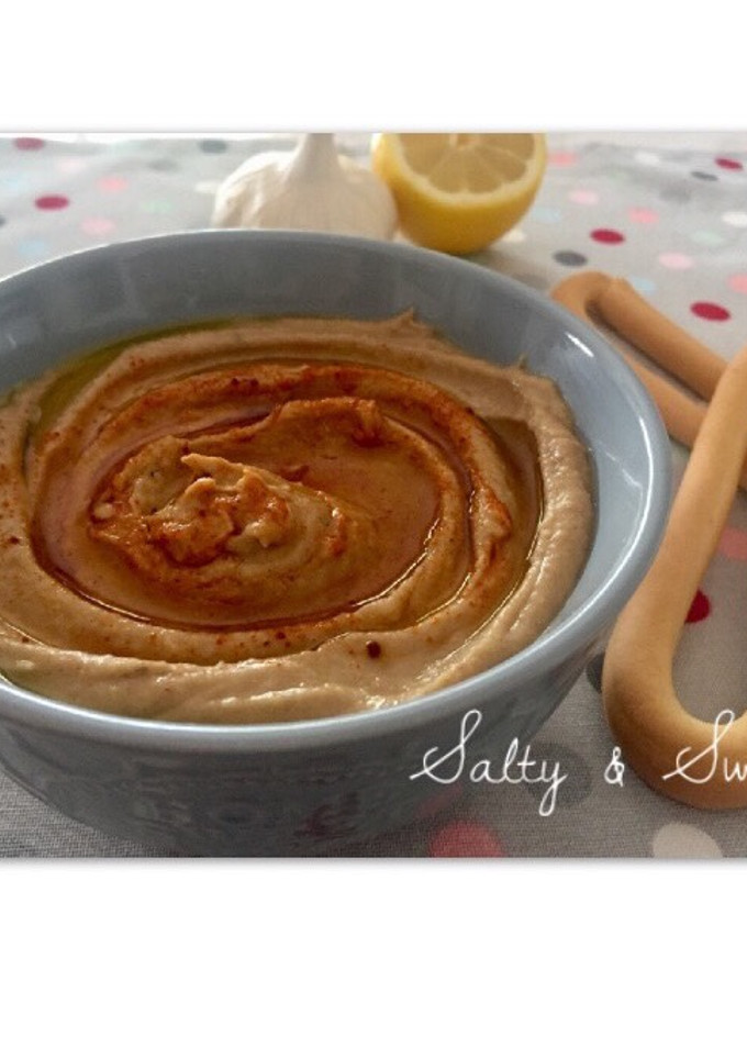 Una foto de Humus de garbanzos, ajo negro y cayena
