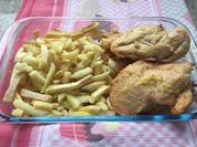 Uma foto de frango assado com batatas