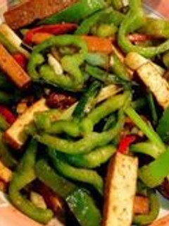 青椒炒豆干(素) 的食譜成品照片
