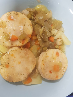 Una foto de Merluza con verduras