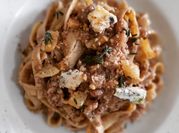 Una foto de pasta con gorgonzola