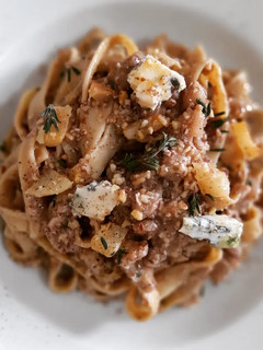 Una foto de Tagliatelle en salsa de nueces y gorgonzola con pera