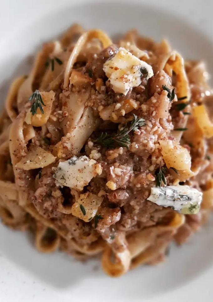 Una foto de Tagliatelle en salsa de nueces y gorgonzola con pera