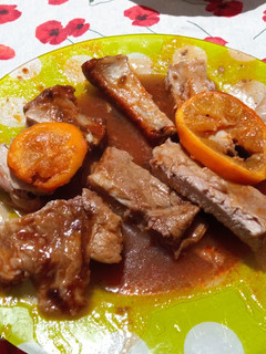 Una foto de Costillar al horno con cola y naranja