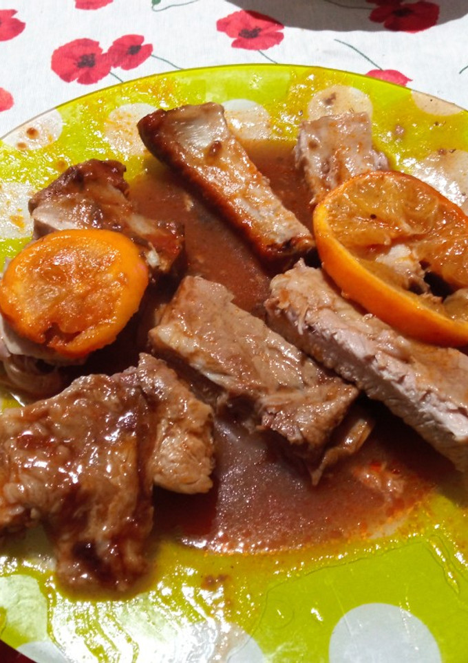 Una foto de Costillar al horno con cola y naranja