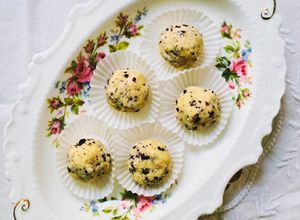 Una foto de Bombones de leche en polvo 🍬receta de cocina tradicional de India 🇮🇳 tomada de chef Kasumi 🇯🇵