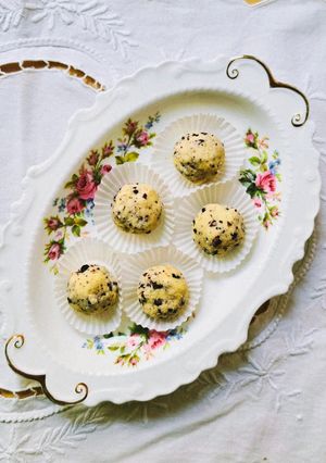 Una foto de Bombones de leche en polvo 🍬receta de cocina tradicional de India 🇮🇳 tomada de chef Kasumi 🇯🇵