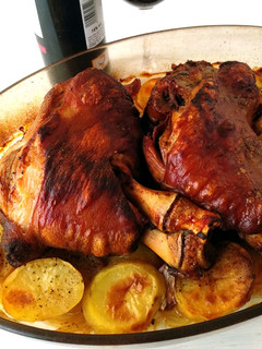 Foto principal de Codillos de cerdo al horno con patatas
