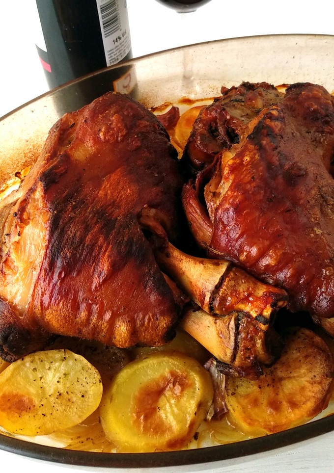 Una foto de Codillos de cerdo al horno con patatas