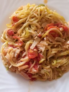 Una foto de Espaguetis de calabacín con gambas