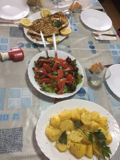 Una foto de Pez espada a la plancha acompañado de patata cocida y una ensalada