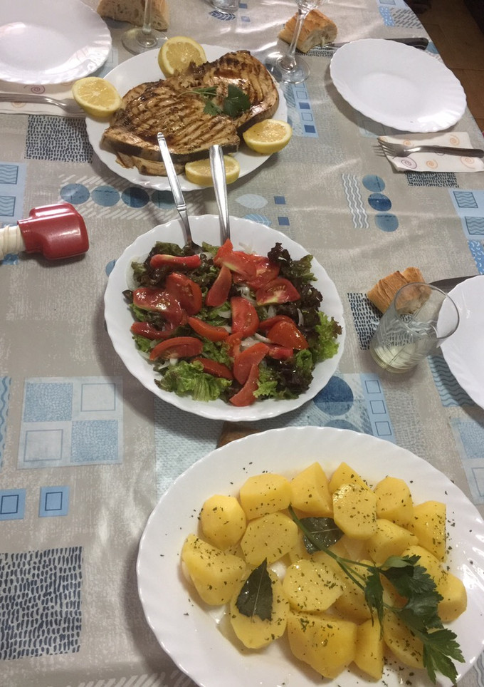 Una foto de Pez espada a la plancha acompañado de patata cocida y una ensalada