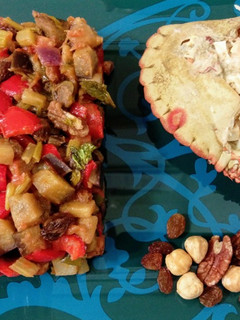 Una foto de Caponata siciliana con frutos secos y buey de mar relleno
