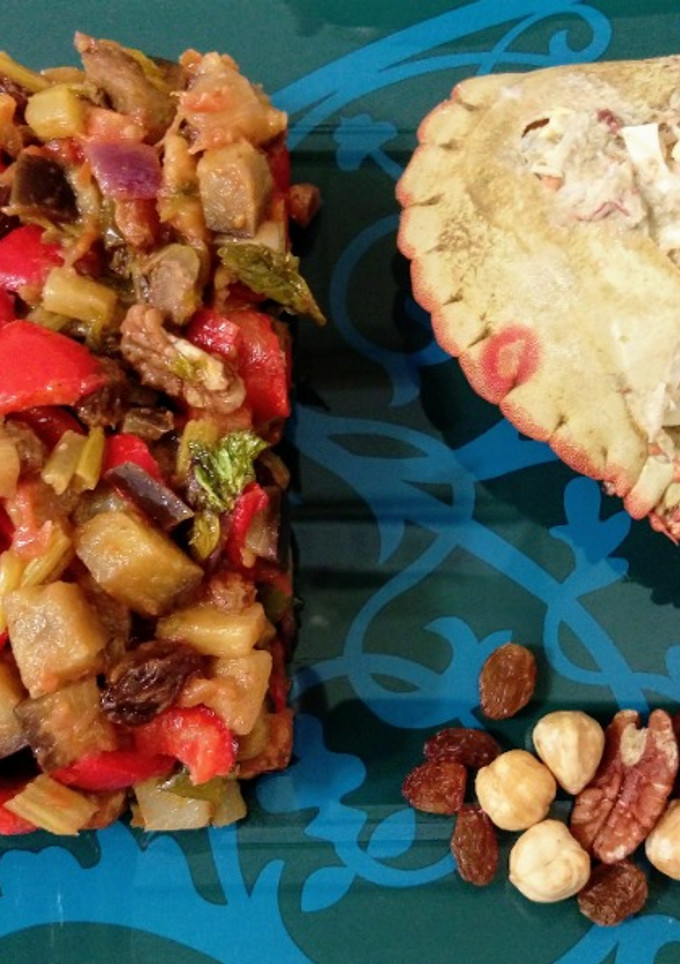 Una foto de Caponata siciliana con frutos secos y buey de mar relleno