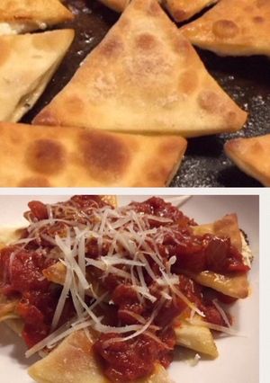 A picture of Crunchy Italian nachos (ravioli) with spicy tomato sauce.