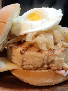 Una foto de Hamburguesa de pollo, súper reciclada