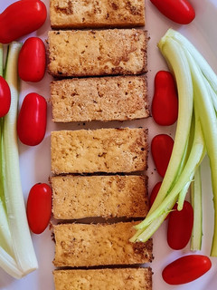 Una foto de Tofu marinado en jengibre y limón 🍋 🫚