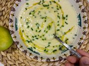 Una foto de gazpacho de manzana
