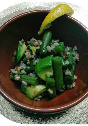 Una foto de Ensalada de Arroz Integral Yamaní Verde