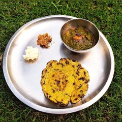 A picture of Sarson ka Saag & Makke ki Roti.