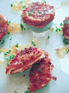 Una foto de Medallones de queso fresco y Paté de oca con reducción de melocotón al Palo cortado
