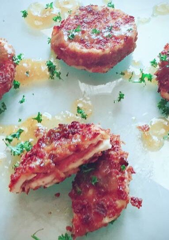 Una foto de Medallones de queso fresco y Paté de oca con reducción de melocotón al Palo cortado