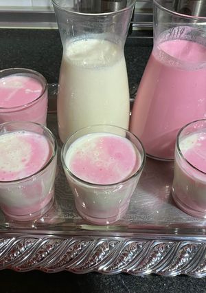Una foto de Receta de rayeb (yogur líquido casero) con dos sabores